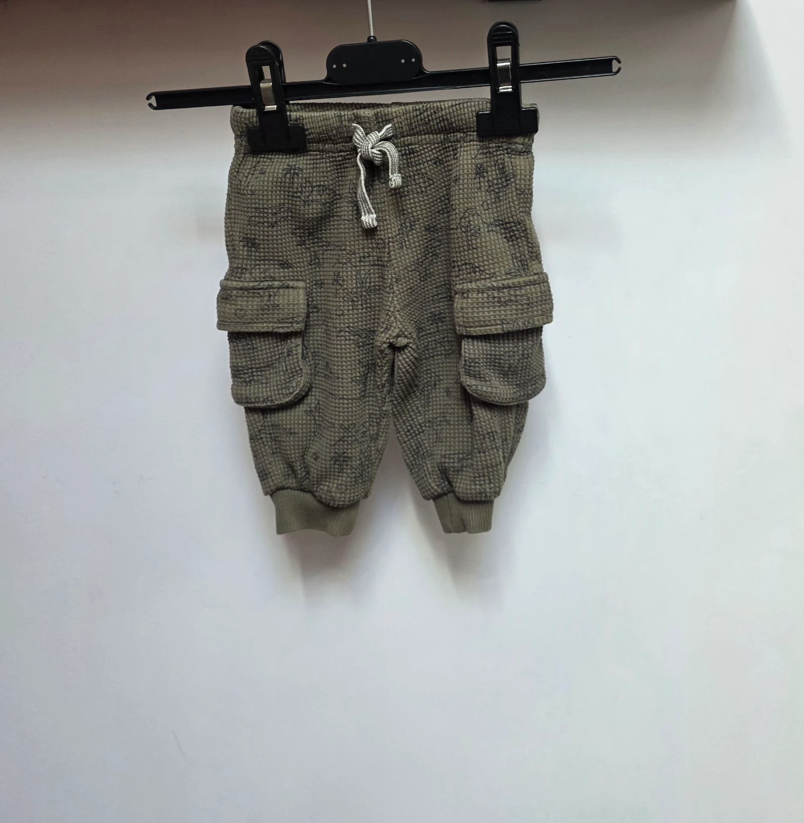 Pantalon cargo nid d'abeille kaki imprimé Kiabi Taille 3 mois 60 cm